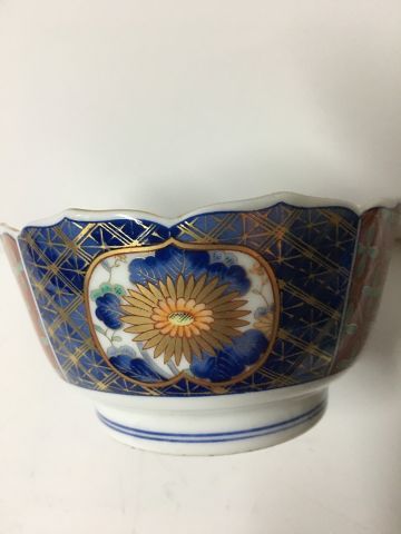 Null 日本 碗，有传统的多色装饰，包括花纹、卷轴和几何图案，镀金 D12cm H6cm