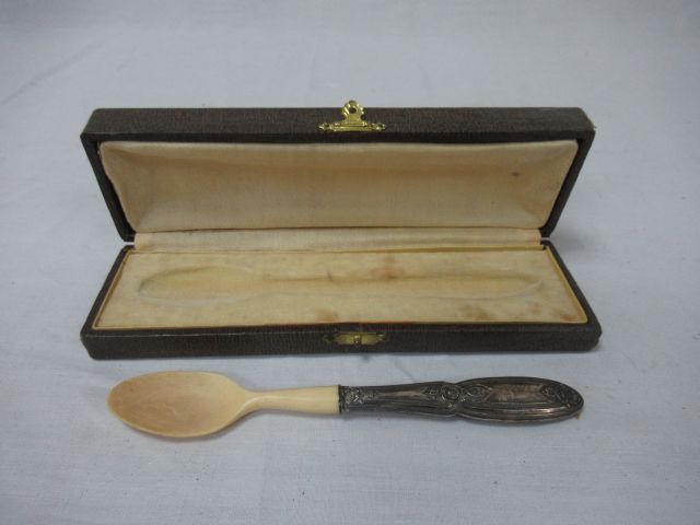 Null Spoon with boiling in ivory, handle in filled silver. In its case.