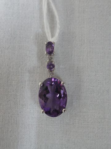 Null Silver pendant, decorated with an amethyst. Gross weight; 3,04 g