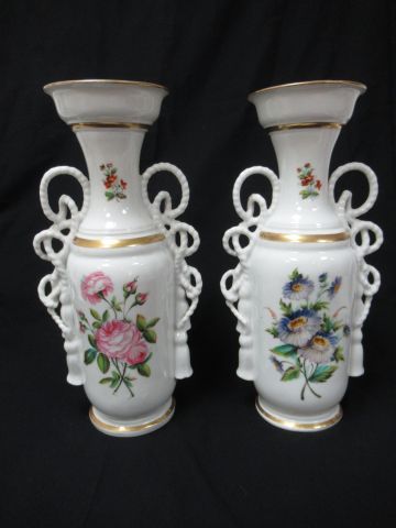 Null Paire de vases en porcelaine, les anses affectant la forme de passementerie&hellip;