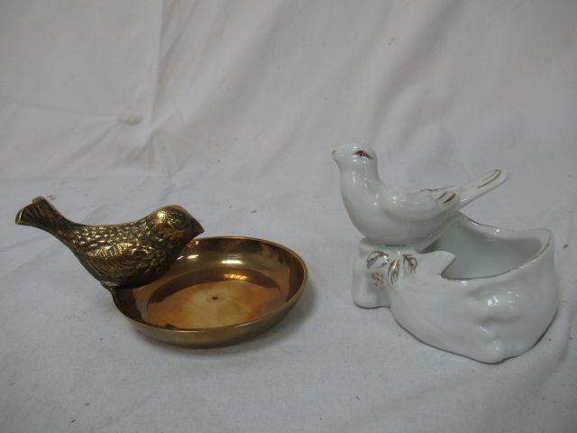 Null Set of 2 bowls decorated with birds, one in brass, the other in porcelain. &hellip;