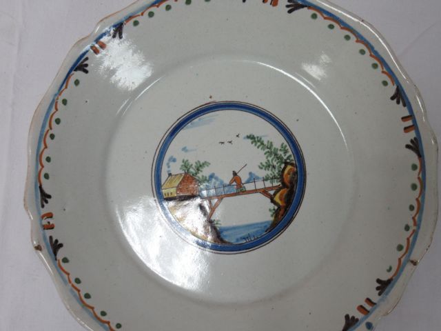 Null 陶器套装，包括一个碗，一个盘子和一个盘子。20-28厘米（碗里有一些碎片）