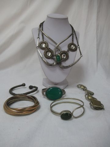 Null Lot de bijoux en métal et cabochons de verre comprenant 3 colliers