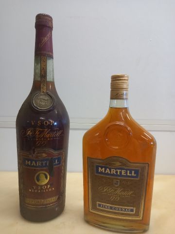 Null Lotto comprendente : 

1 Bottiglia 100cl Cognac Vecchio Martell VSOP Médail&hellip;