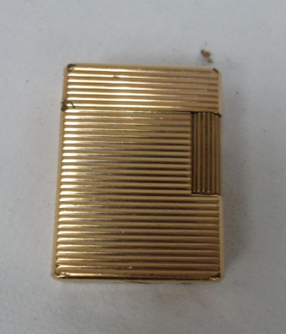 Null DUPONT Briquet en plaqué or. Haut.: 5 cm (usure)
