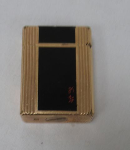 Null DUPONT Briquet en plaqué or, en partie laqué. Haut.: 5 cm (usure)