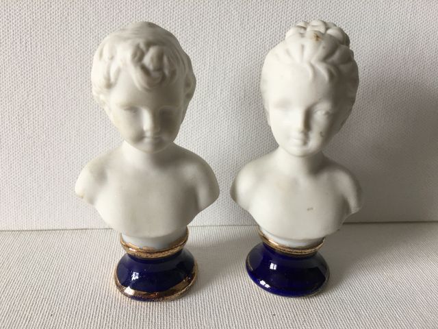 Null Paire de bustes en porcelaine dans le goût de Sèvres figurant les enfants B&hellip;