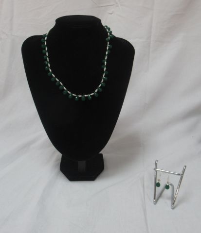 Null 珍珠和绿玛瑙吊坠套装，包括一条项链（银扣）和一对吊坠。