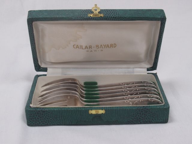Null 6 Silver plated cake forks in a case