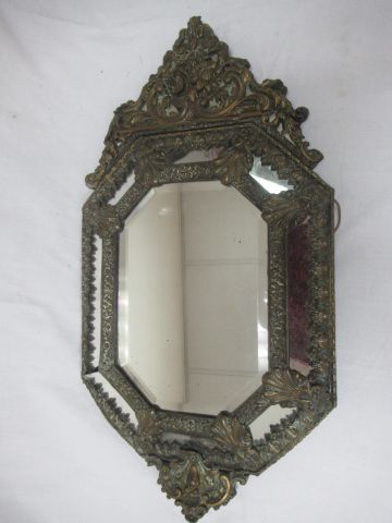 Null 木制和铜制的镜子，有花和贝壳装饰，摄政风格，现代。D: 64x35cm
