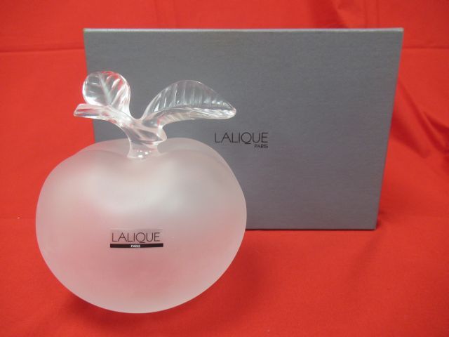 Null 法国LALIQUE公司的苹果形瓶子，"Fille d'Eve "型号。白色磨砂水晶。大型模型（高度：15厘米）。在它的盒子里（磨损，发霉的气味）。