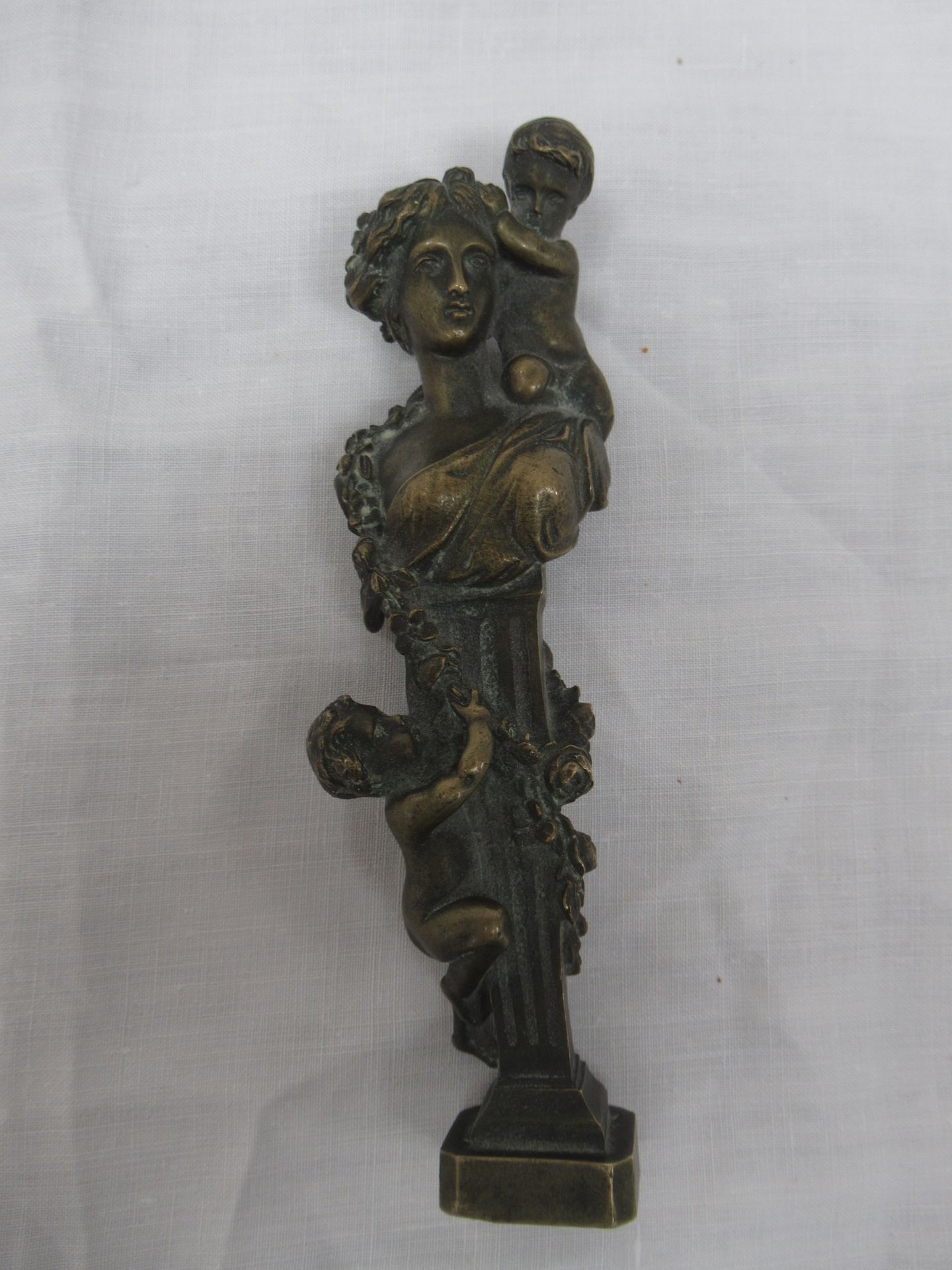 Null Sceau en bronze figurant des putti jouant, hauteur 14cm, signé Perrot