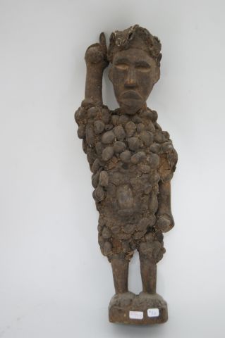 ZAIRE (KONGO) Statue Nkondi en bois et coquillages, figurant un homme le bras le&hellip;