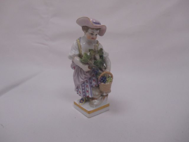 Null MEISSEN, petite sculpture en céramique, figurant une jardinière. 19e cm. Ha&hellip;