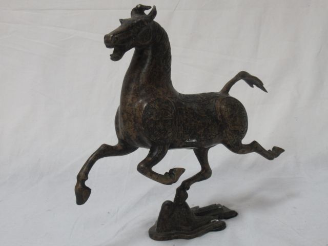 Null 亚洲 一匹奔跑的马的青铜雕塑。高度：23厘米