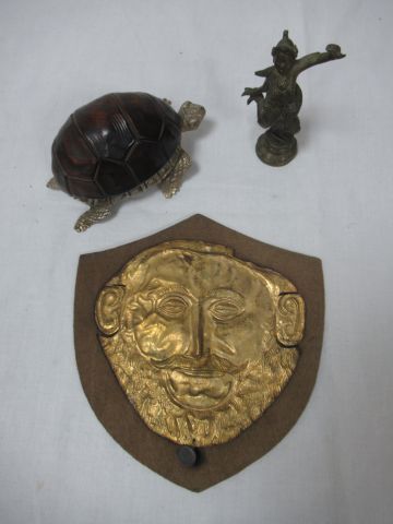 Null 一套节日纪念品，包括一个鎏金金属面具，一个小铜雕和一个乌龟盒。从13到16厘米