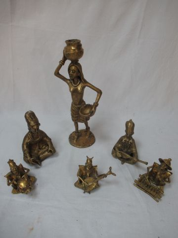 Null Lot de 6 sculptures en bronze figurant des personnes de 10 à 30cm