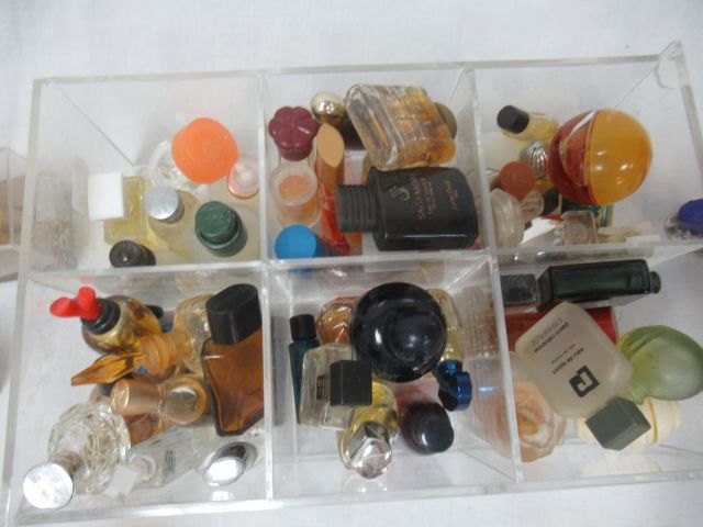 Null Lot of empty and full perfume miniatures