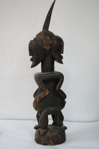 Null ZAIRE (KONGO) 木制的双身雕像，顶上有一个角。高度：80厘米（访问，缺少部件）