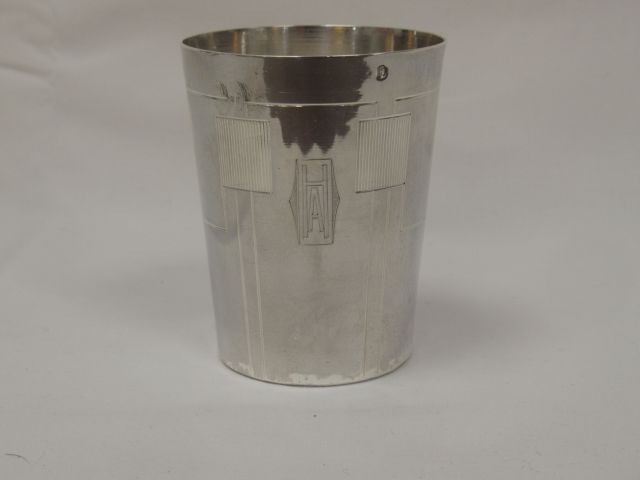 Null Silver tumbler. Art deco model. Monogrammed. Weight : 86 g