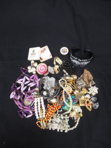 Null Starke Partie Modeschmuck, bestehend aus Halsketten, Armbändern, Broschen .&hellip;