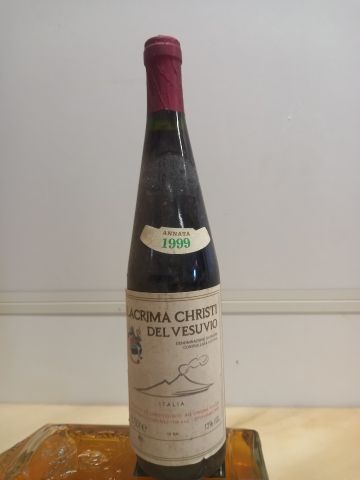 Null 一瓶来自意大利的Lacrima Christi Del Vesuvio 1999 Cru葡萄酒