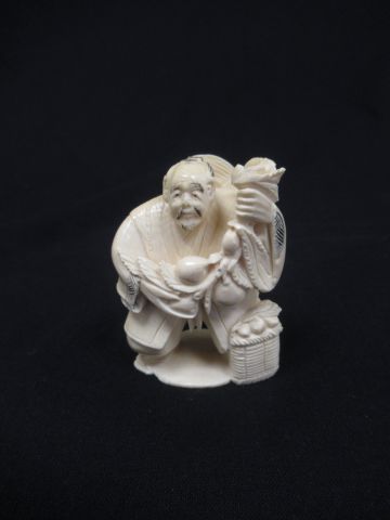 Null JAPAN, ivory Netsuke with a fruit seller, with a sinature, height 6cm
