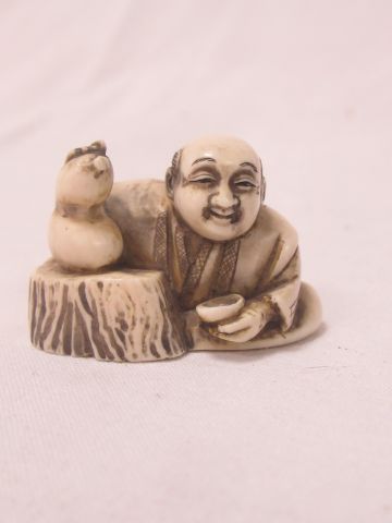 Null 
ASIA, NETSUKE in ivory representing a man with a gourd; H:3cm