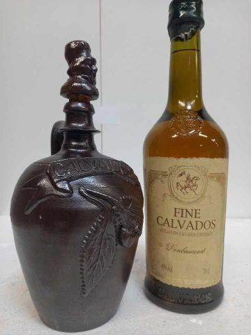 Lote que incluye una botella antigua de Fine Calvados De…