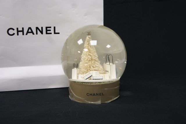 CHANEL Christmas bauble in glass and resin. Height: 17 c…