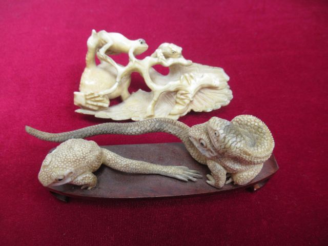 Null ASIE Lot de deux sculptures en ivoire, figurant un serpent et aigle attaqua&hellip;