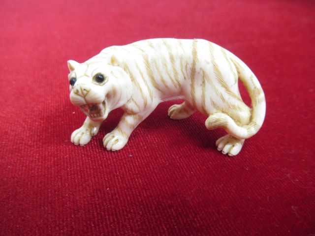 Null ASIE Netsuke en ivoire, figurant un tigre. 5 cm