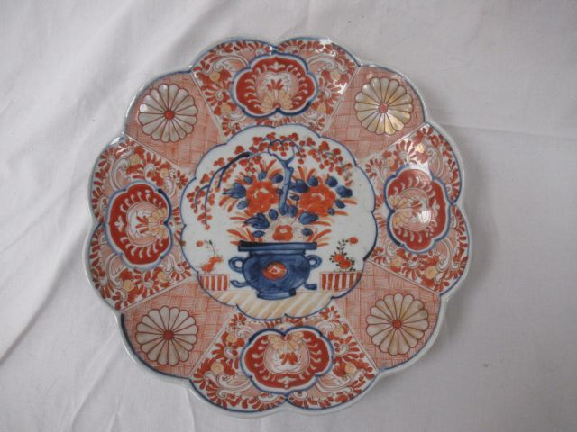 Null JAPON plat en porcelaine Imari à décor de végétaux, diam 31 cm, vers 1900, &hellip;