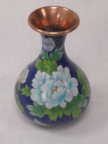 Null CHINE - Vase en métal émaillé à décor de végetaux. Hauteur 20cm