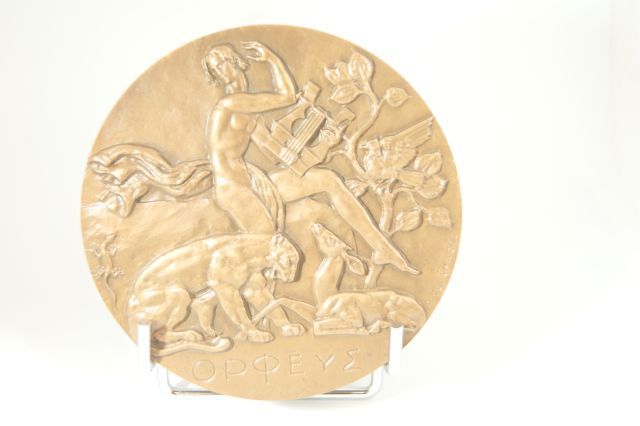 Null Importante médaille en bronze par Delamarre. Décor Art Déco, diamètre 12cm