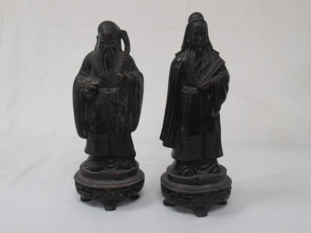 Null CHINE Lot de deux sculptures en résine patinée figurant des sages. Haut.: 2&hellip;