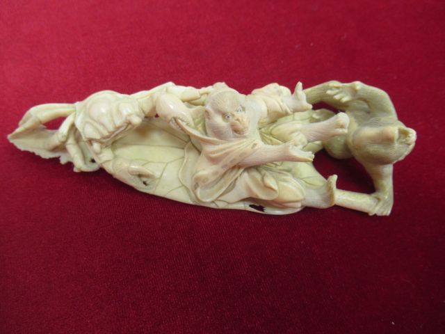 Null ASIE Sculpture en ivoire, figurant un crabe attaquant des singes. Long.: 13&hellip;
