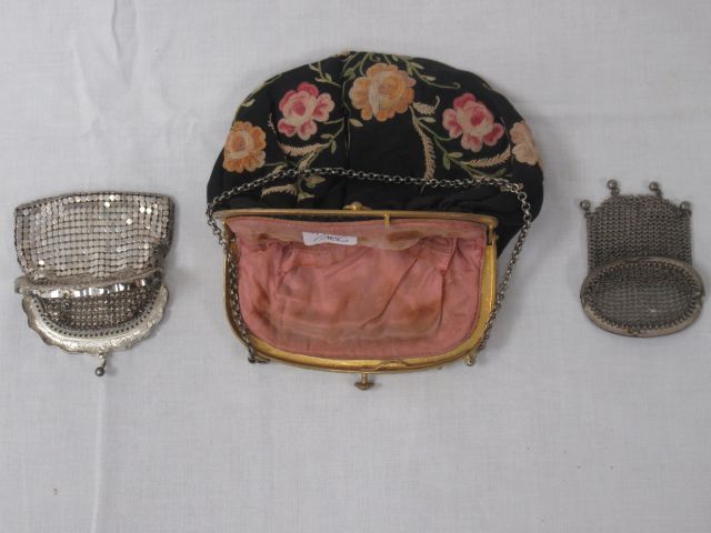 Null Lot comprenant une petite bourse en tissu brodé (vers 1900), une petite bou&hellip;