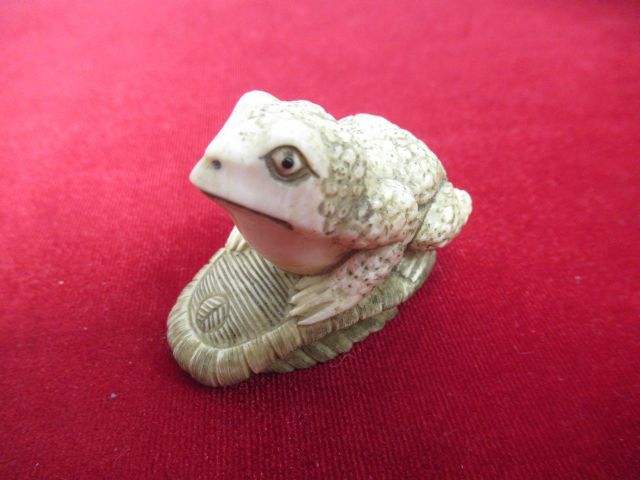 Null ASIE Netsuke en ivoire, figurant une grenouille. Porte une signature. 4 cm