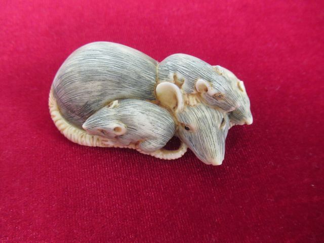 Null ASIE Netsuke en ivoire, figurant une rate et ses petits. 6 cm