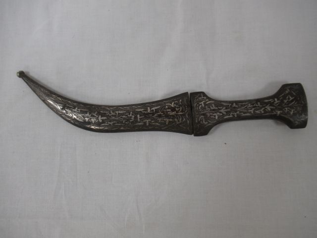 Null Poignard en métal, poignée et fourée niellé, travail indo-persan, L31cm