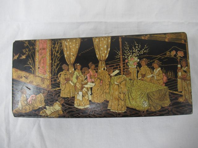 Null JAPON boîte en bois laqué à décor d'une scène de palais long 24 cm (légère &hellip;