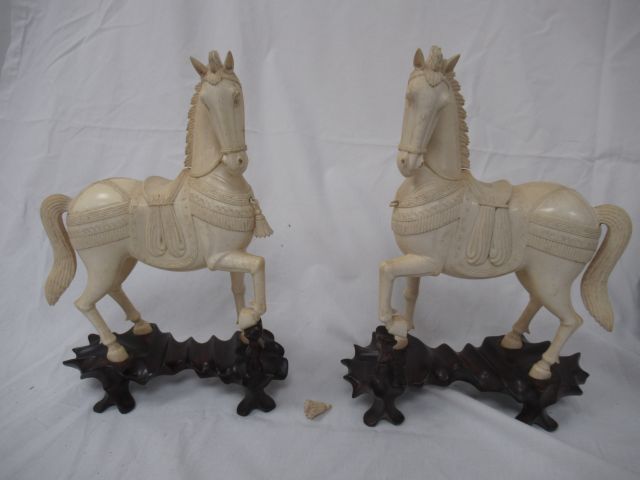 Null Paire de chevaux en ivoirine sur leurs socles en bois (un pompon cassé), lo&hellip;