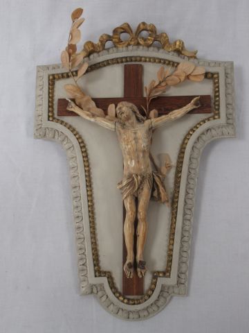 Null Crucifix en ivoire et bois laqué, XVIIIème siecle. Hauteur du Christ : 24cm&hellip;