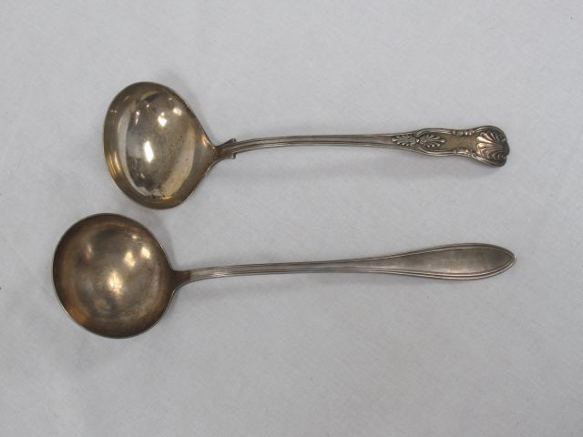 Null English silver ladle. Weight : 235 g A silver plated ladle is joined to it.