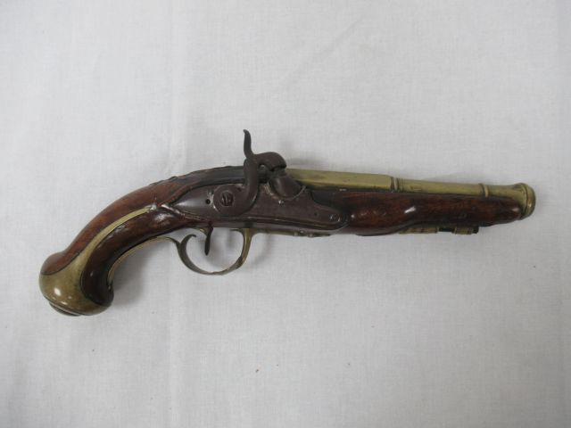 Null 黄铜和木质手枪。转化为打击乐。18世纪。长度：32厘米（裂缝，缺失）。