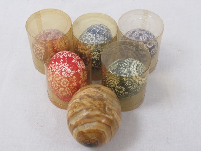 Null Lot comprenant cinq œufs en carton peint et un en pierre dure, de 6 à 8 cm