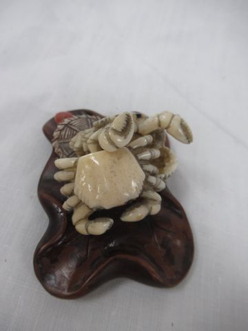 Null JAPON - Petite sculpture en ivoire figurant des crabes, socle en bois, 7 cm