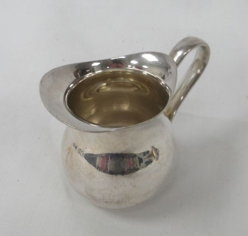 Null GALLIA pour Christofle, Petit pot à lait en métal argenté. H. 6 cm.
