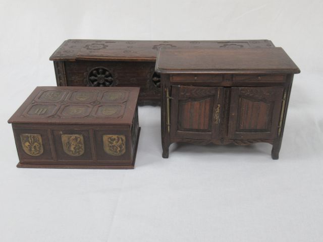 Null Lot de 3 boîtes en bois et cuir, dont une en forme de meuble miniature, de &hellip;